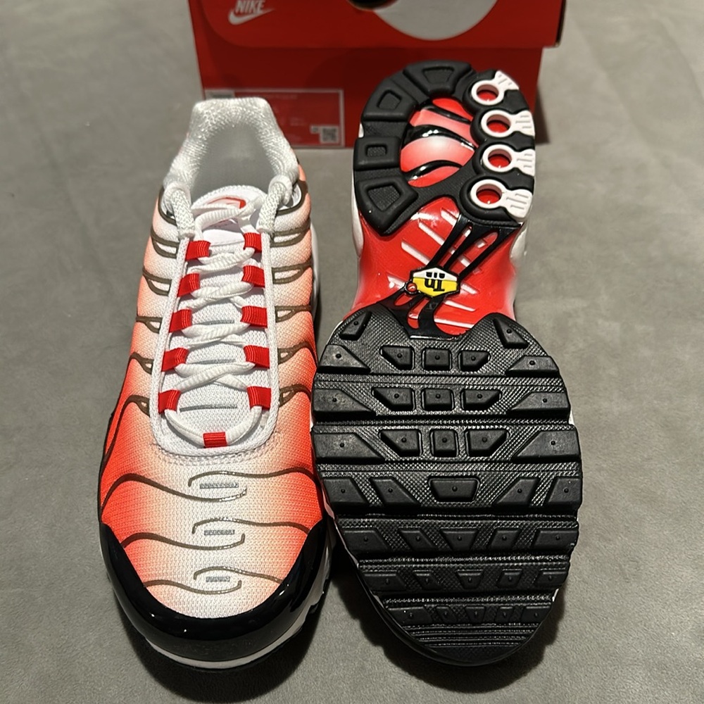 Brand New in Box Nike Air Max Plus GS in Boys Sizes. White/Lt Crimson/Black F32 - Picture 4 of 5